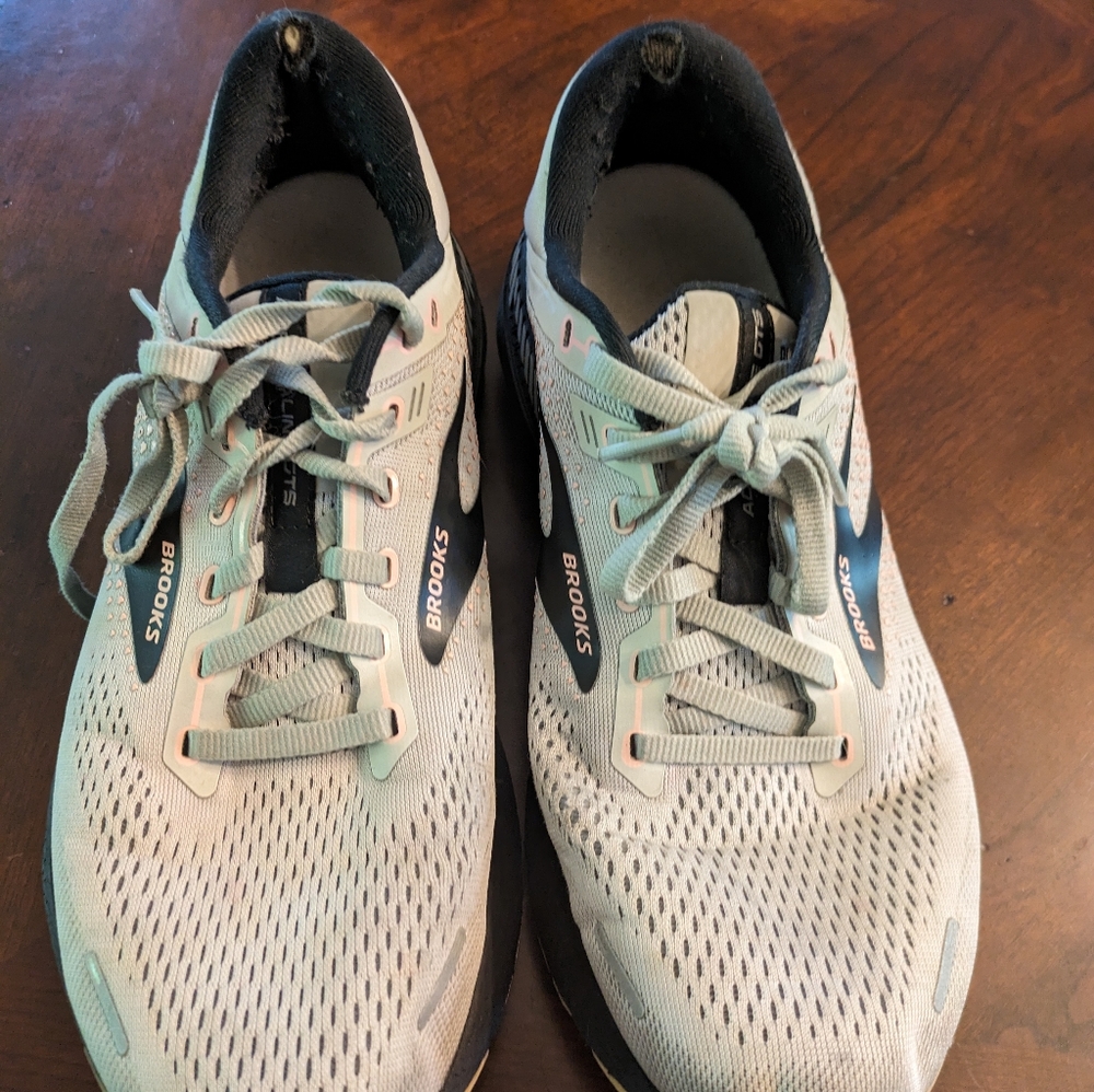 Brooks Sneakers